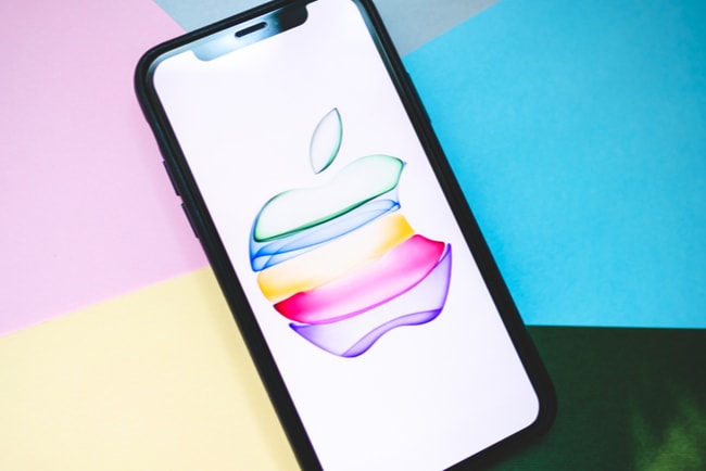 mobilskärm med vit bakgrund och apples logga