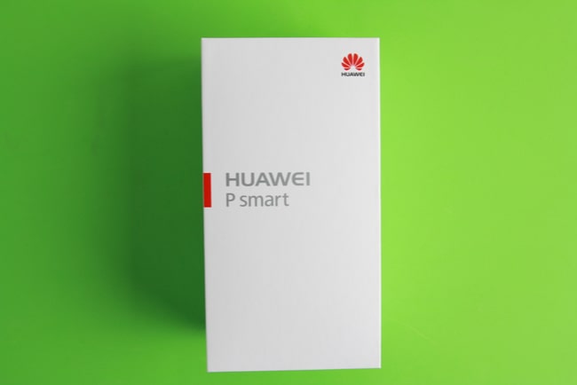 vit huawei p smart-förpackning mot grön bakgrund