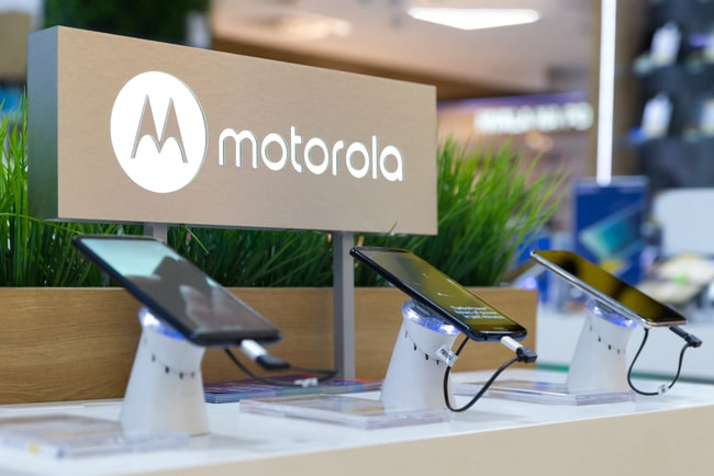 Motorolas logga och Motorola-telefoner i en butik.