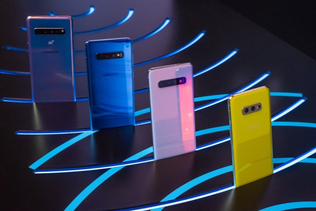 fyra ståendes mobiltelefoner i fyra olika färger