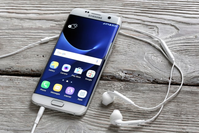 Samsung Galaxy S7 Edge och hörlurar