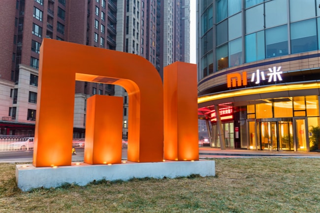 Xiaomis logotyp på skylt utanför huvudkontor i Beijing
