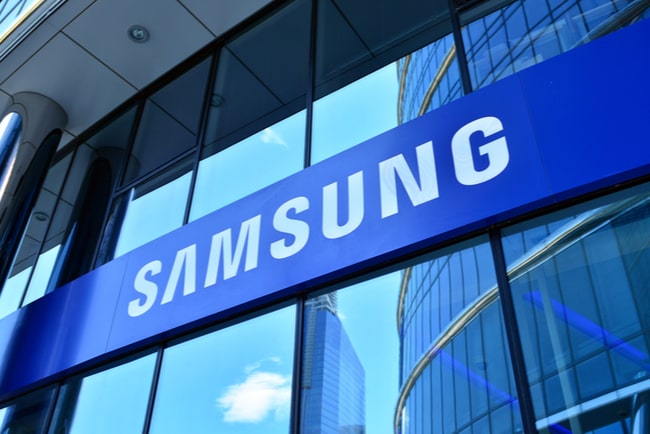 Samsungs logga mot husfasad i glas.