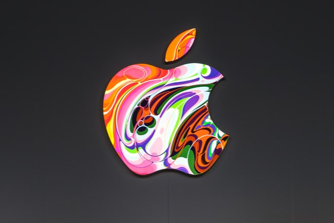Färgglad apple-logga mot mörk bakgrund.