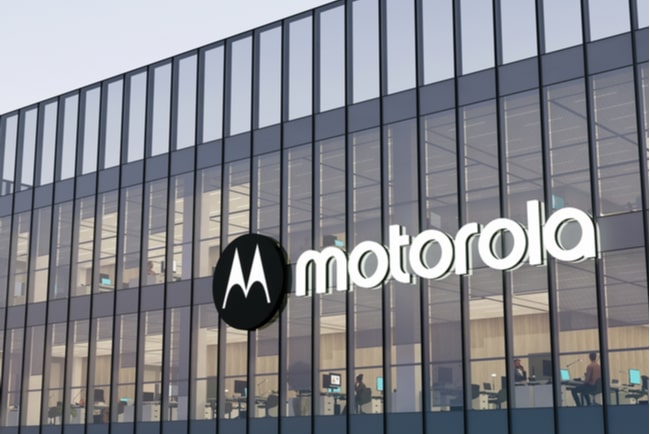 Motorolas logga på kontorsbyggnad i glas.