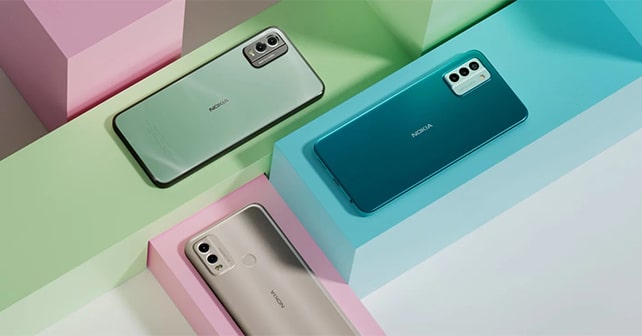 Nokia-mobiler i olika färger ligger på pastellfärgade klossar.