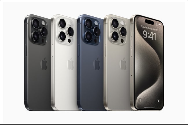 Fyra iphone 15-mobiler på rad.