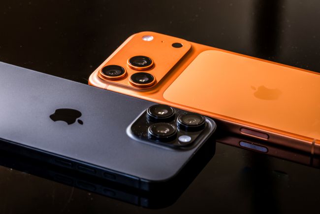 Nya iphone 17 i orange och svart.
