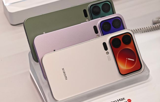 Tre varianter av nya xiaomi 17 pro.