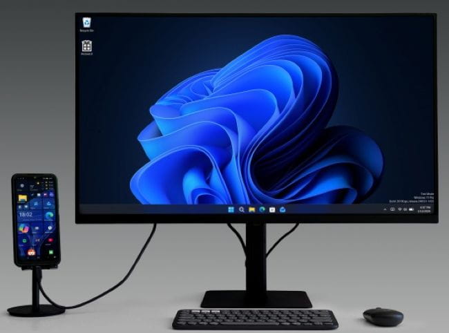 Mobil ansluten till stor skärm med windows 11-gränssnitt.